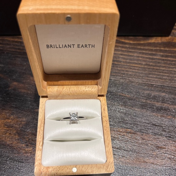 0.80 Carat Engagement Ring, 18K - Picture 4 of 6